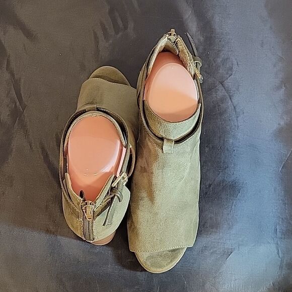 KENNETH COLE REACTION HIT HOODED WOMEN"S ANKLE  BUCKLE STRAP CLOSURE BOOTS - Picture 4 of 16